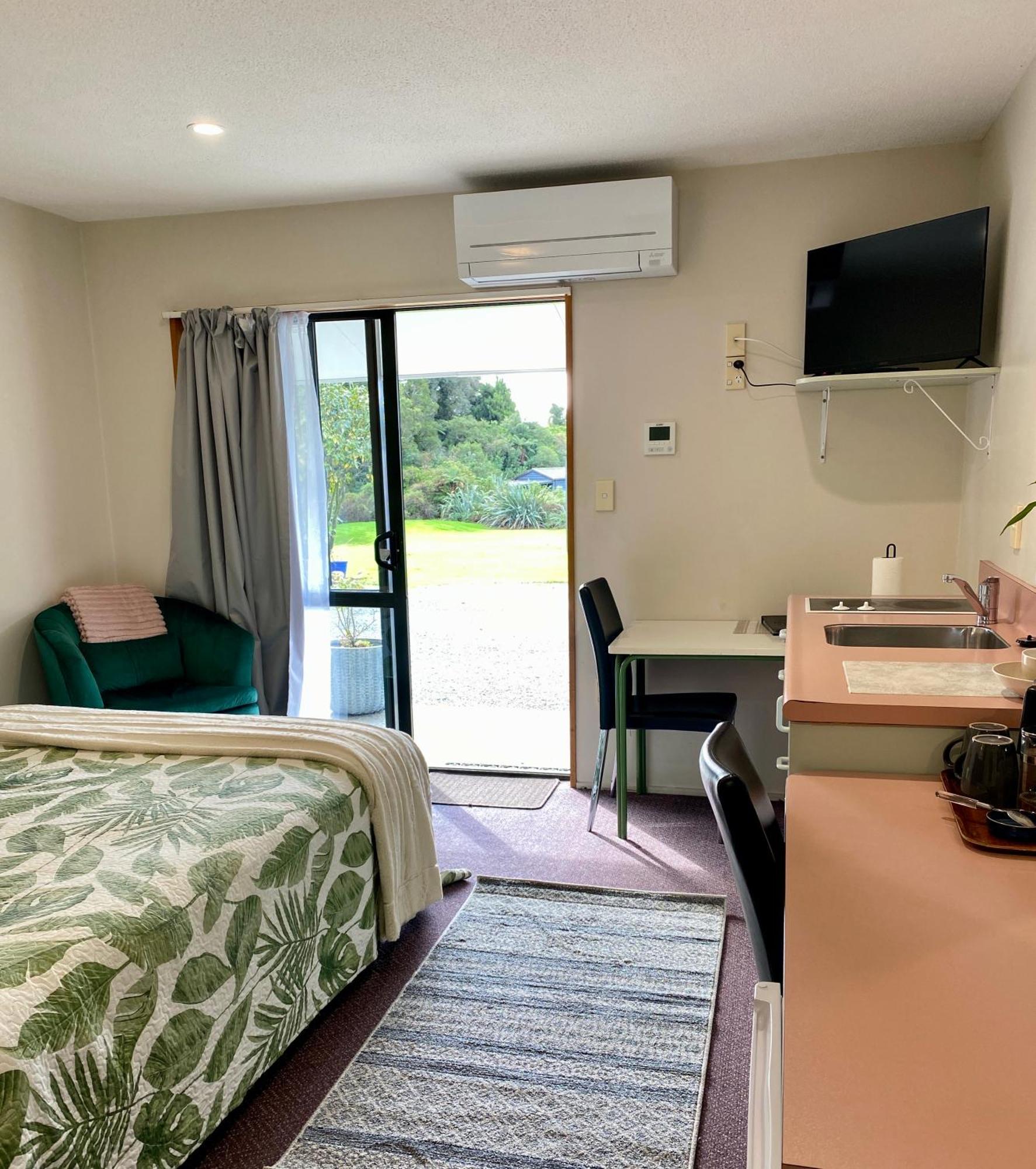 Heritage Park Lodge Haast Esterno foto